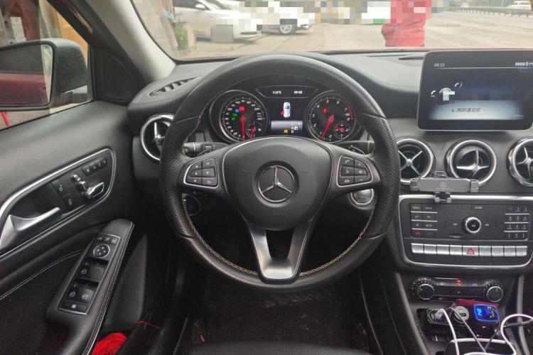 奔驰GLA 2018款 GLA 220 4MATIC 运动型中控内饰13