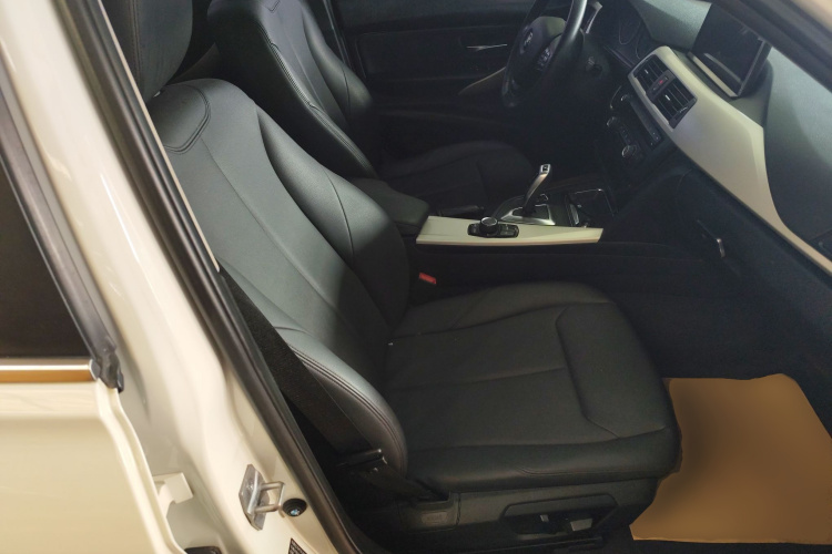 宝马3系 2015款 316i 进取型局部细节41