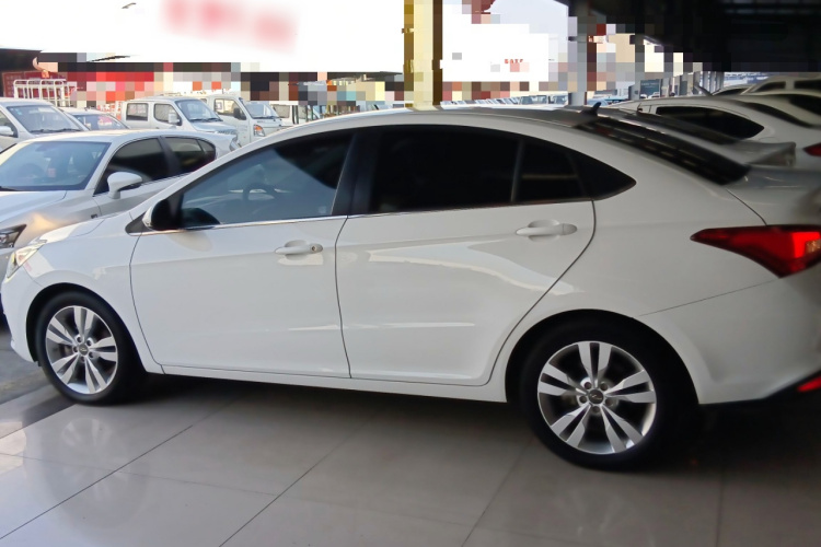 奇瑞 艾瑞泽5 2017款 1.5L 手动时尚版车身外观4