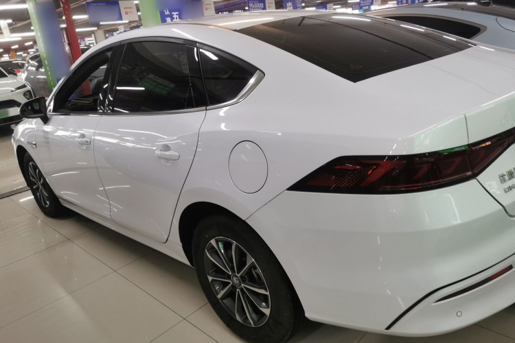 比亚迪 秦PLUS 2024款 荣耀版 DM-i 55KM领先型车身外观4