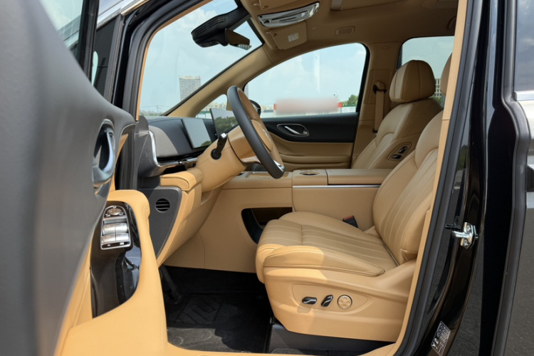 岚图汽车 岚图梦想家 2025款 PHEV 四驱尊贵鲲鹏版中控内饰7001