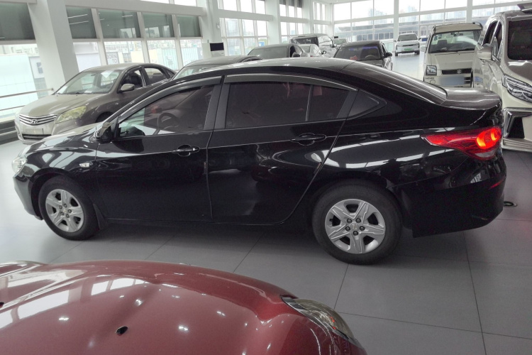 雪佛兰 科沃兹 2019款 320 自动欣享天窗版车身外观4