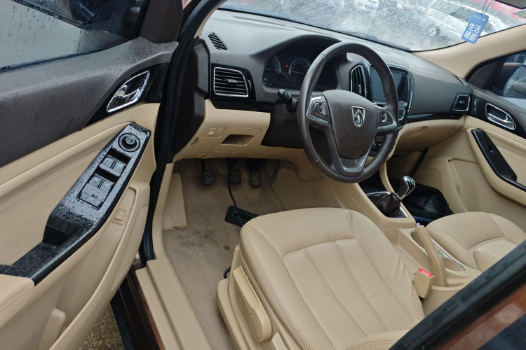 宝骏730 2014款 1.5L 手动豪华型 7座中控内饰20