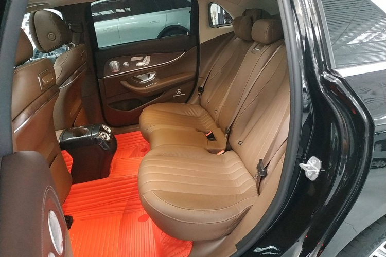 奔驰E级 2020款 改款 E 300 L 殊享版中控内饰7004