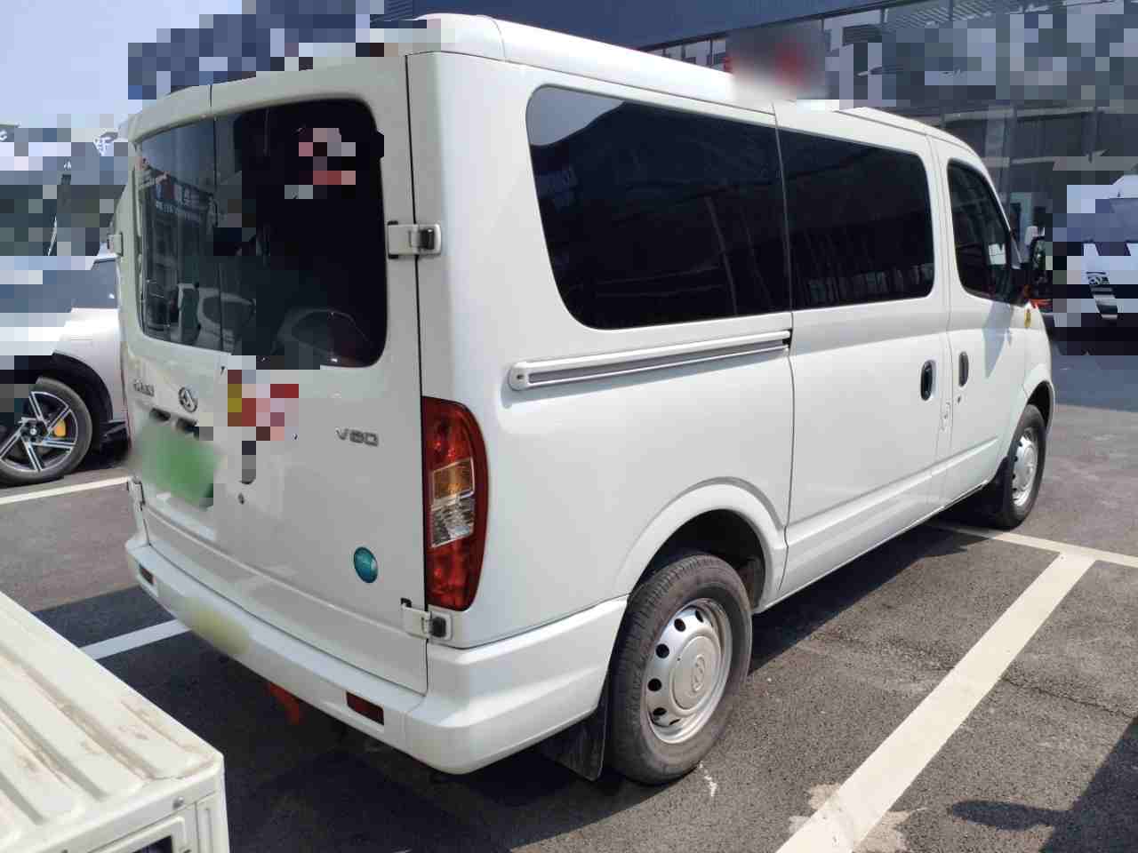 车辆右后45度外观展示