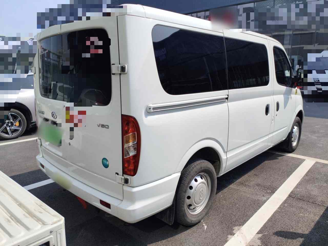 上汽大通MAXUS 新途V80 2023款 2.0T 手动经典傲运通短轴超低顶5/6座(5)