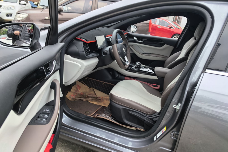 比亚迪 秦PLUS 2024款 荣耀版 DM-i 55KM领先型中控内饰20