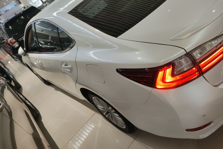 雷克萨斯ES 2015款 200 精英版车身外观4