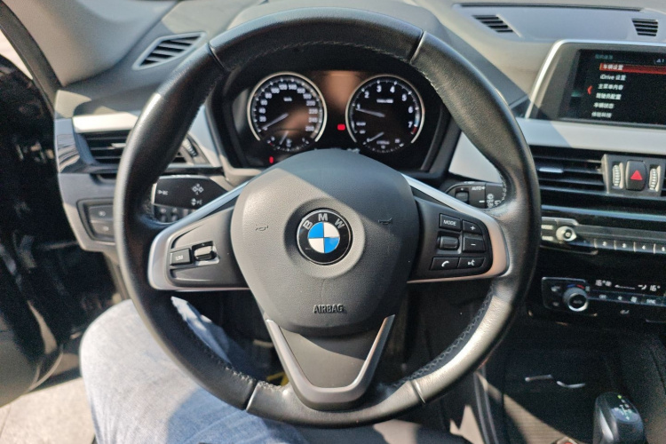 宝马X1 2019款 sDrive18Li 时尚型中控内饰13