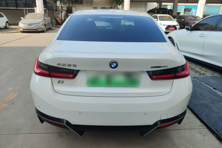 宝马i3 2022款 eDrive 35 L车身外观6