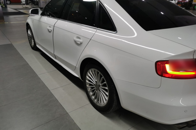 奥迪A4L 2015款 35 TFSI 自动舒适型车身外观4