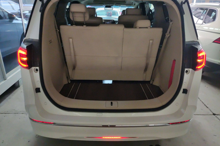 别克GL8 2022款 ES陆尊 653T 尊享型机舱底盘23