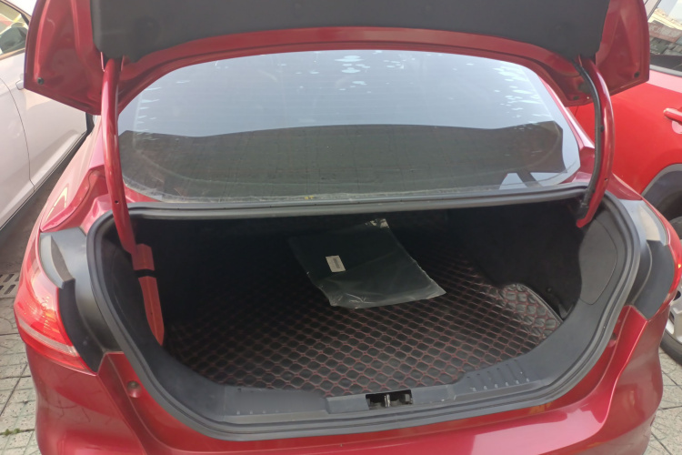 福特 福克斯 2017款 三厢 1.6L 自动风尚型智行版机舱底盘23