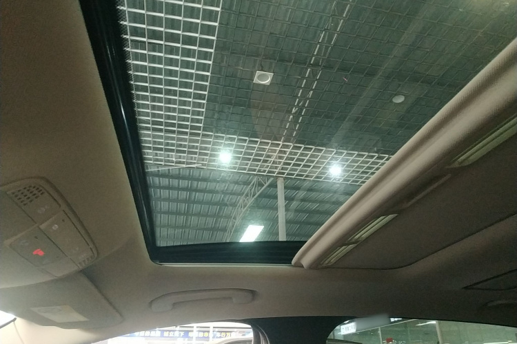 奔驰E级 2016款 E 300 L 运动时尚型中控内饰22