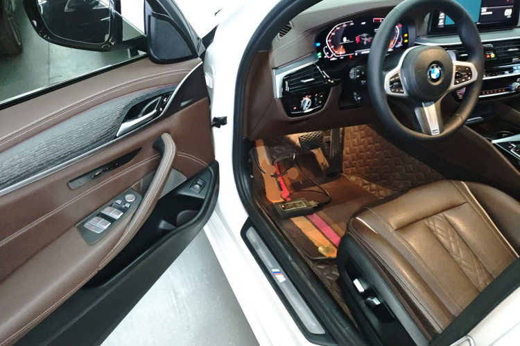 宝马5系 2021款 530Li 领先型 M运动套装中控内饰20