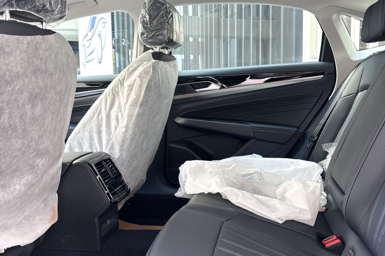 大众 帕萨特 2025款 出众款 330TSI 星空精英版中控内饰7003