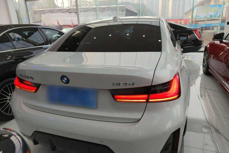 宝马3系 2023款 325i M运动套装车身外观6