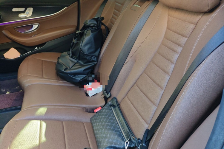 奔驰E级 2019款 E 300 L 运动时尚型中控内饰7004