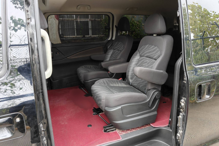 东风风行 菱智PLUS 2022款 旅行版 2.0L 手动舒适型 7座中控内饰7003