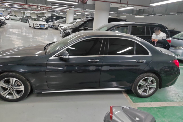 奔驰C级 2019款 C 260 L 运动版车身外观4