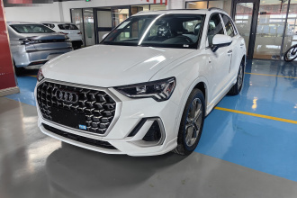 奥迪Q3 2025款 quattro 45周年典藏版 40TFSI 时尚动感型