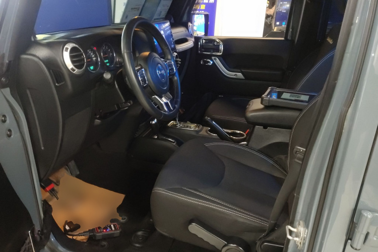 Jeep 牧马人 2014款 3.0L Sahara 四门版中控内饰20