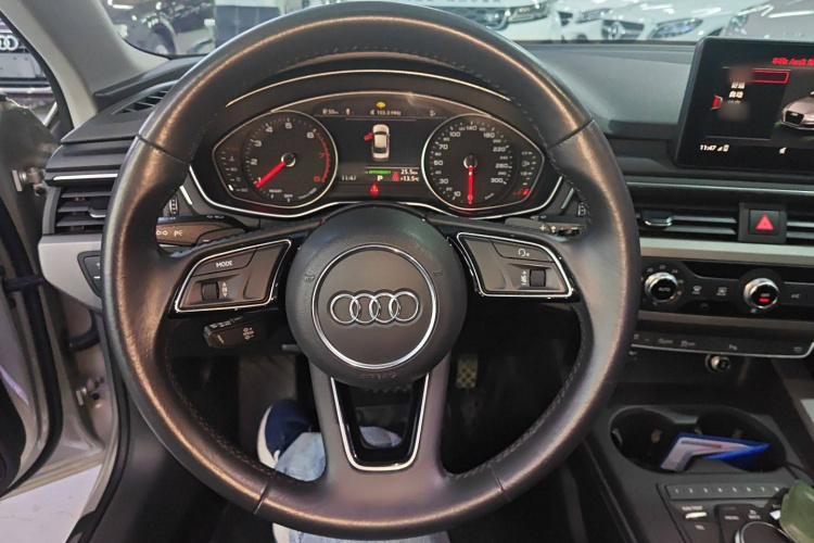 奥迪A4L 2018款 30周年年型 40 TFSI 进取型中控内饰13