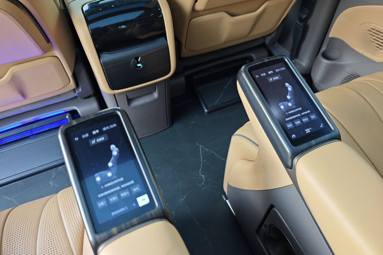 腾势D9 2024款 DM-i 980 四驱旗舰型中控内饰7011