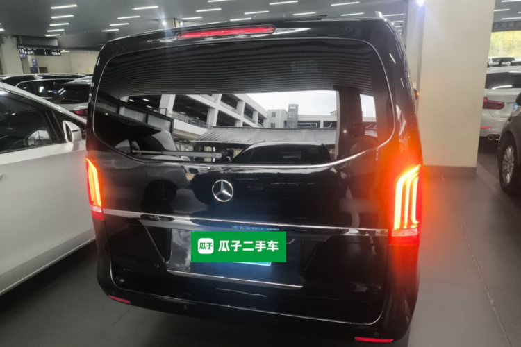 奔驰V级 2017款 V 260 L 尊贵加长版车身外观6