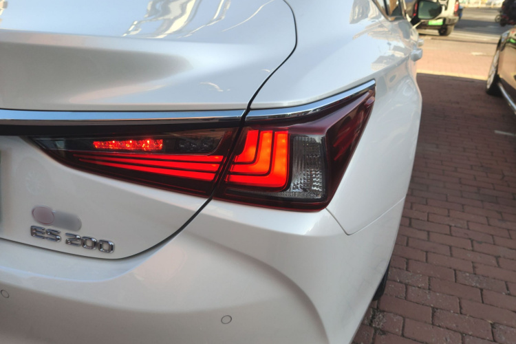 雷克萨斯ES 2021款 200 卓越版车身外观9