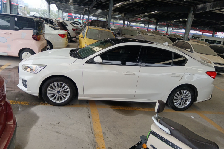 福特 福克斯 2020款 三厢 EcoBoost 180 自动锋潮型车身外观4