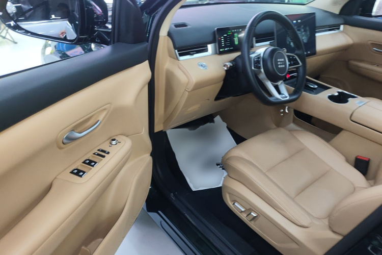 蓝电E5 PLUS 2025款 120km 标准旅行定制版 7座中控内饰7003