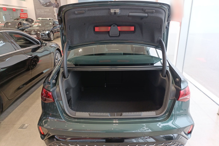 奥迪A3 2025款 A3L Limousine 35TFSI 飞驰尊享型机舱底盘23