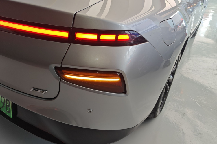 小鹏P7 2022款 480E车身外观9