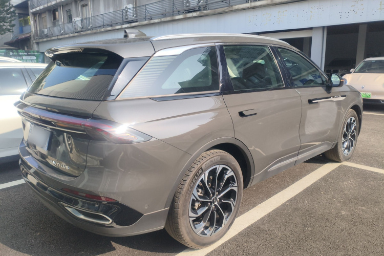 林肯 航海家 2023款 2.0T 四驱尊睿版车身外观7