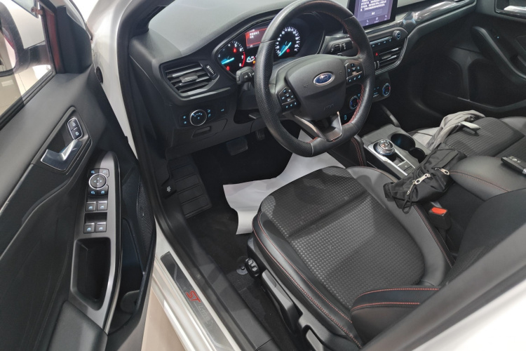 福特 福克斯 2020款 三厢 EcoBoost 180 自动ST Line中控内饰7003