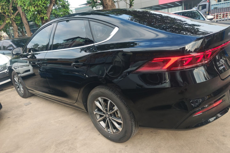 比亚迪 秦PLUS 2024款 荣耀版 DM-i 55KM领先型车身外观4