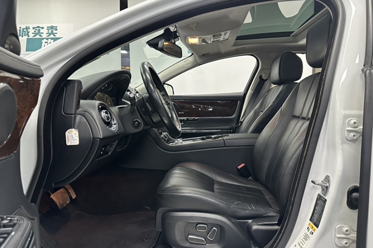 捷豹XJ 2015款  XJL 3.0 SC 两驱全景商务版中控内饰7013