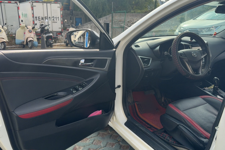 长安 逸动 2016款 XT 1.6L 自动俊酷型中控内饰7001