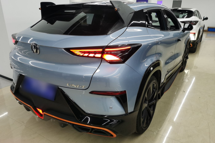 长安UNI-T 2022款 1.5T 运动版 尊贵型车身外观7