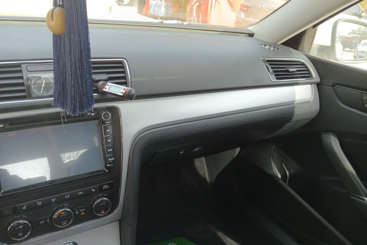 大众 帕萨特 2015款 1.8TSI DSG尊荣版中控内饰12