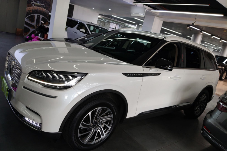 林肯 飞行家 2022款 3.0T V6 四驱尊享版车身外观4