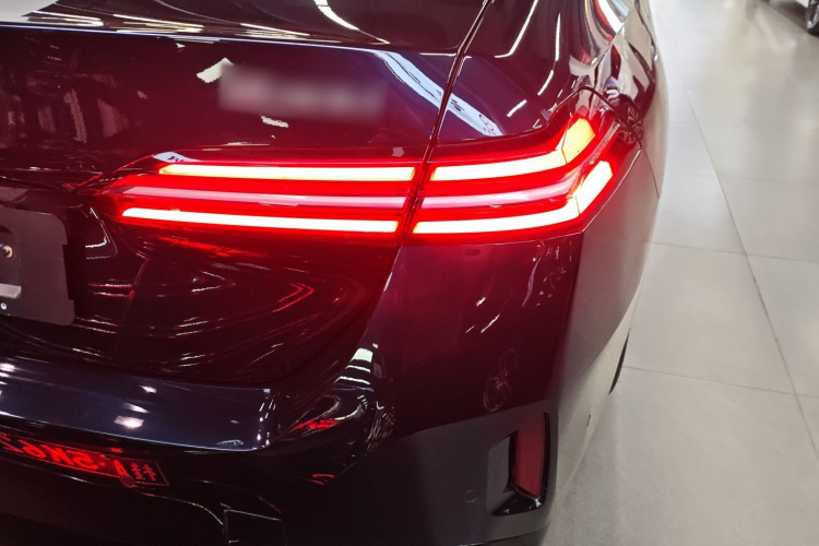 宝马5系 2025款 530Li 领先型 M运动套装车身外观6006