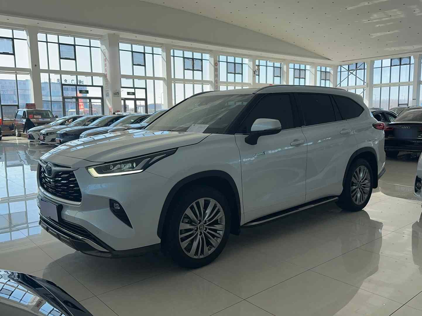 丰田 汉兰达 2023款 2.5L智能电混双擎四驱尊贵版 7座(2)