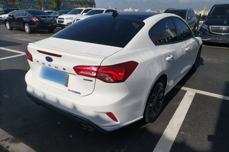 福特 福克斯 2022款 三厢 EcoBoost 180 自动ST Line车身外观7