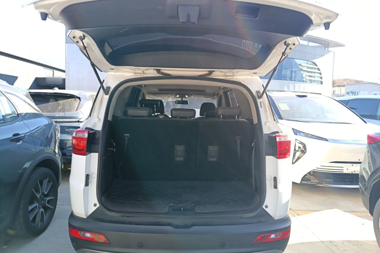 五菱汽车 五菱宏光S3 2018款 1.5L 手动豪华型 国V机舱底盘23