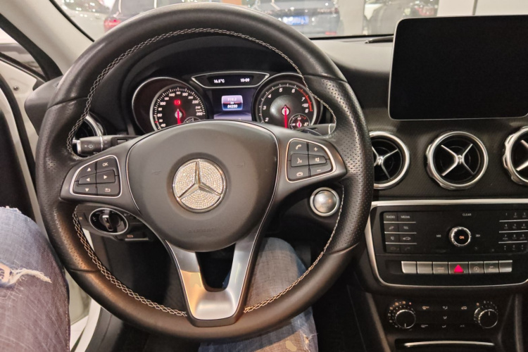 奔驰GLA 2018款 GLA 200 动感型中控内饰12