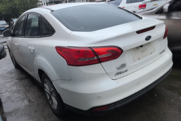 福特 福克斯 2015款 三厢 1.6L 自动风尚型车身外观4