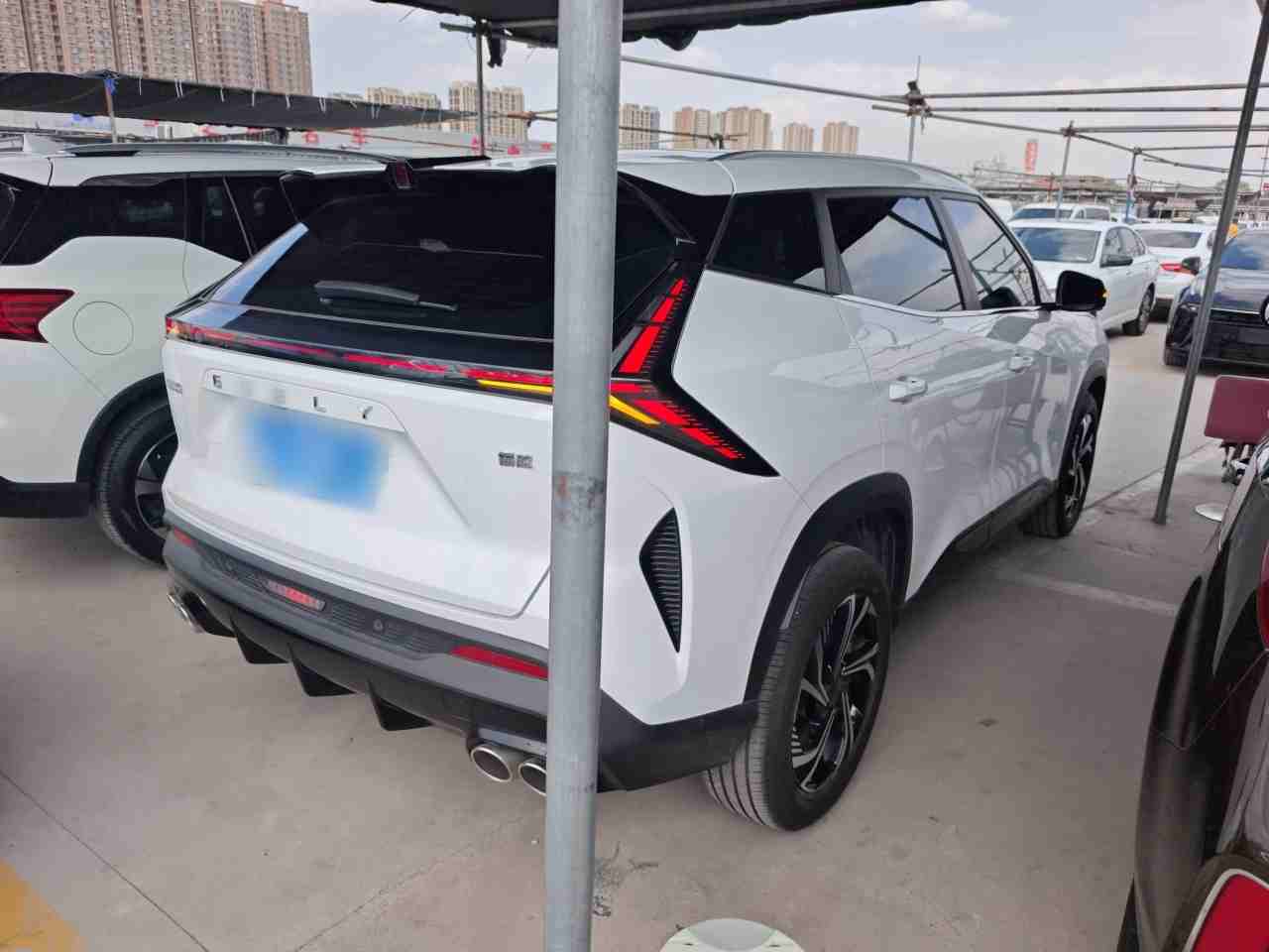 车辆右后45度整体外观