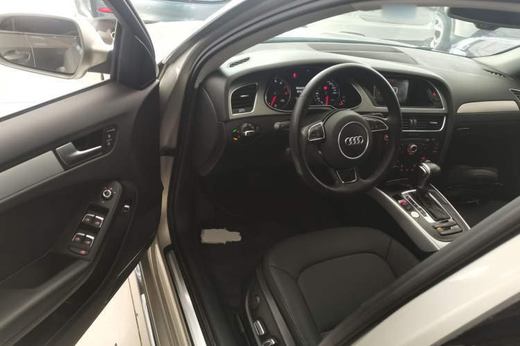 奥迪A4L 2016款 35 TFSI 典藏版 自动标准型中控内饰20